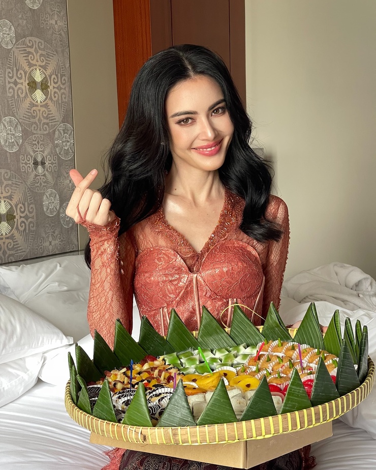 Davika Hoorne Davika Hoorne