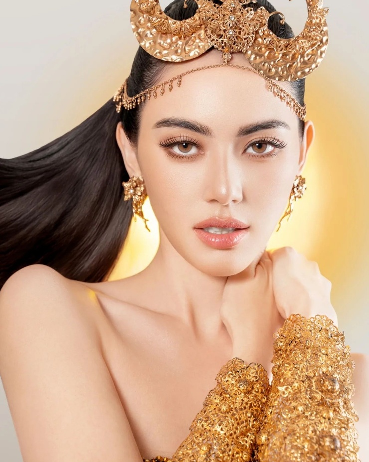 Davika Hoorne Davika Hoorne