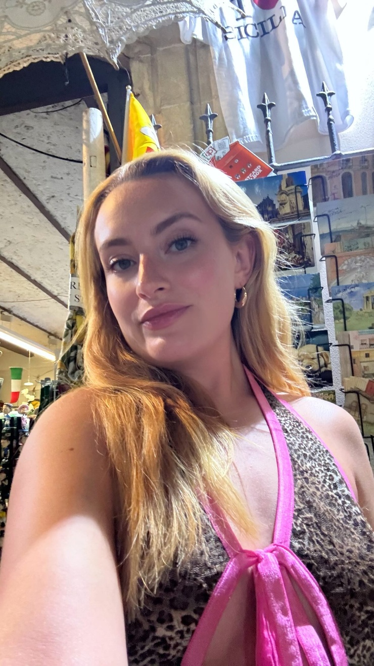 Amelia Dimoldenberg