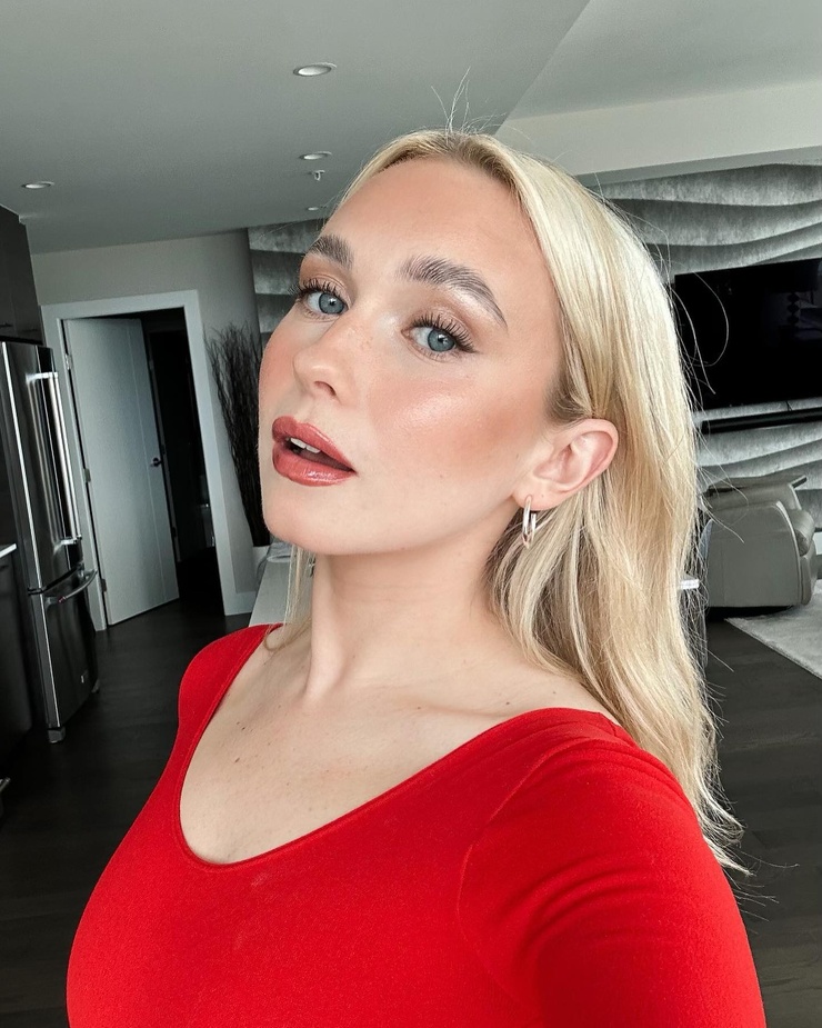 Veronika Slowikowska Veronika Slowikowska