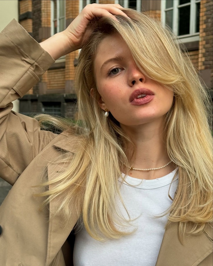 Picture of Luna (model)