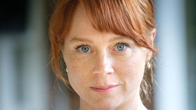 Hayley McElhinney