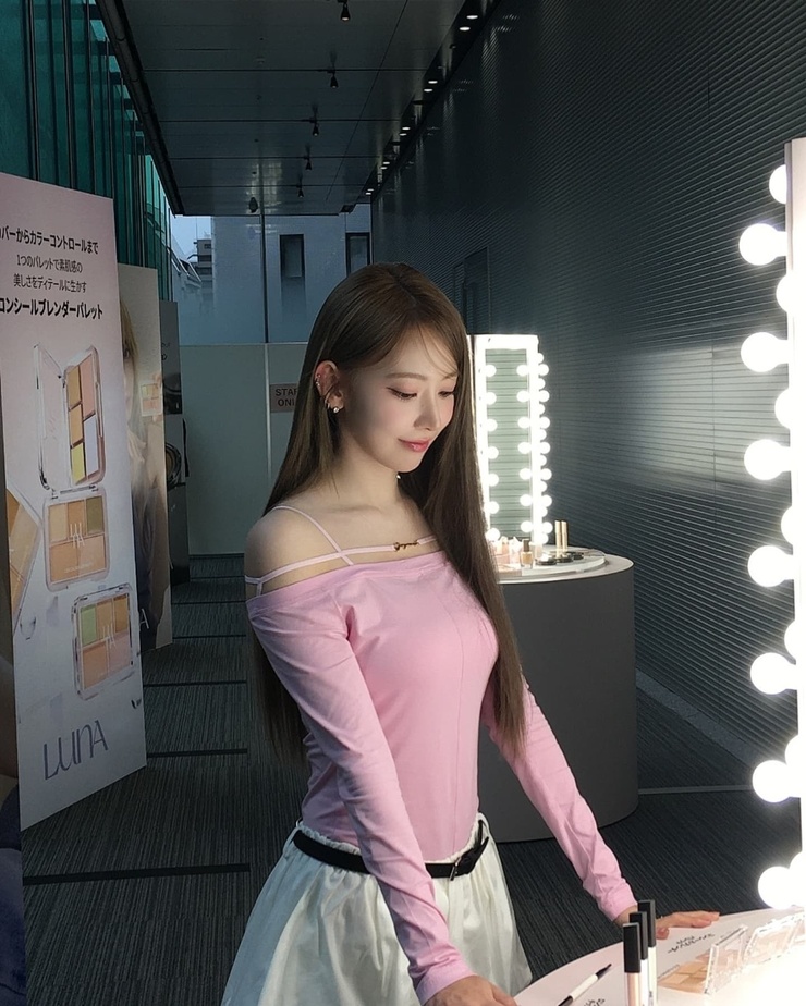 Sakura Miyawaki Sakura Miyawaki