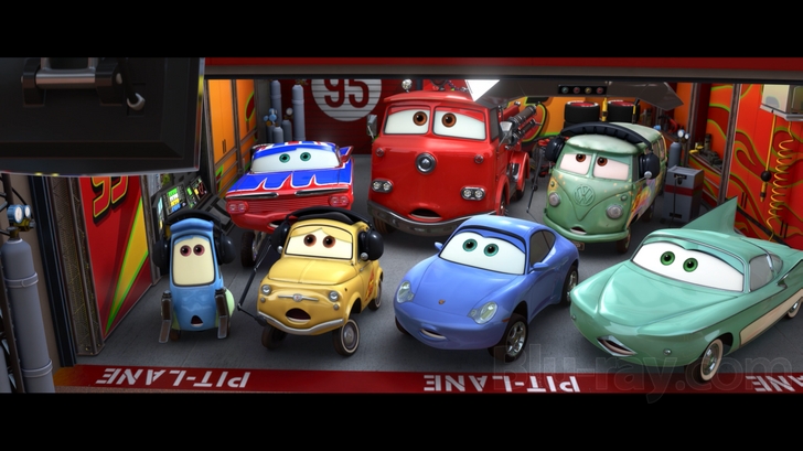 Cars 2 (Two-Disc Blu-ray / DVD Combo in DVD Packaging)