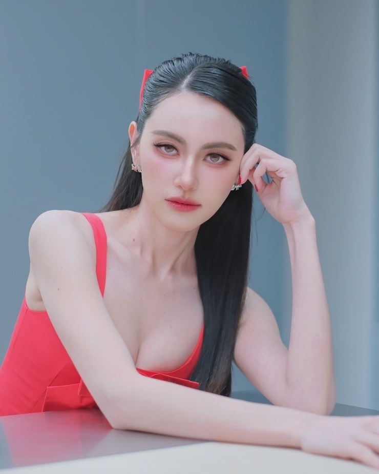 Davika Hoorne Davika Hoorne
