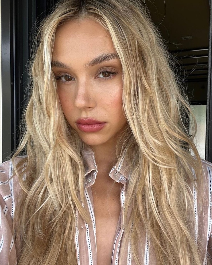 Alexis Ren