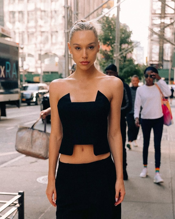 Alexis Ren