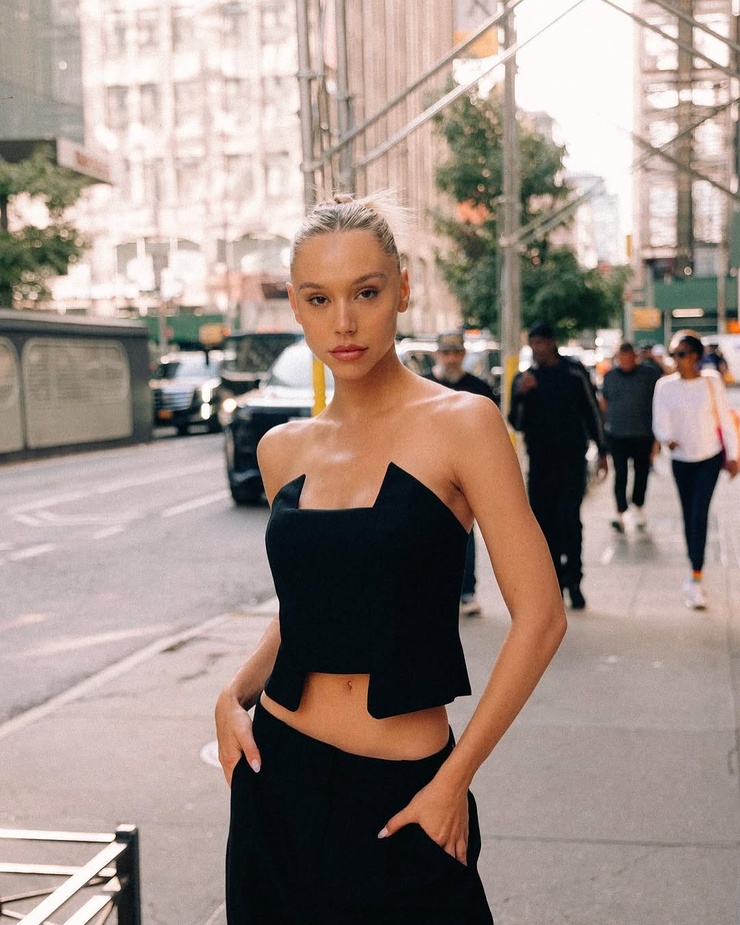 Alexis Ren