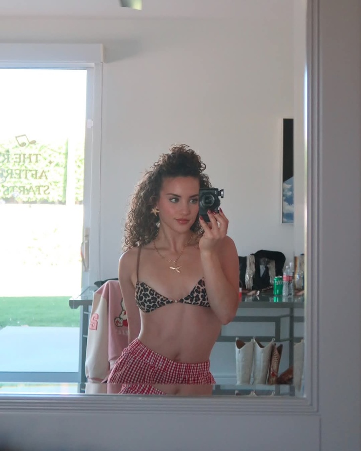 Sofie Dossi