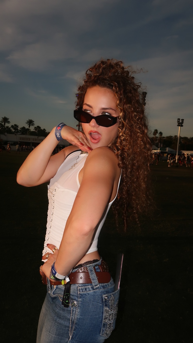 Sofie Dossi Sofie Dossi