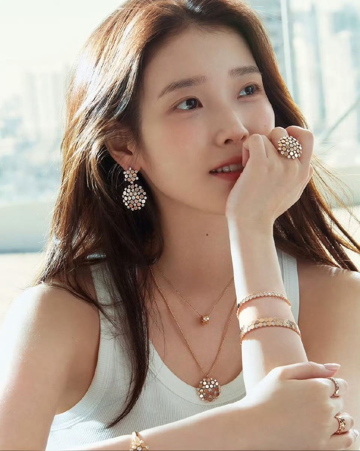 IU
