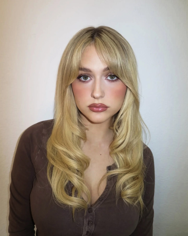 Alyvia Alyn Lind