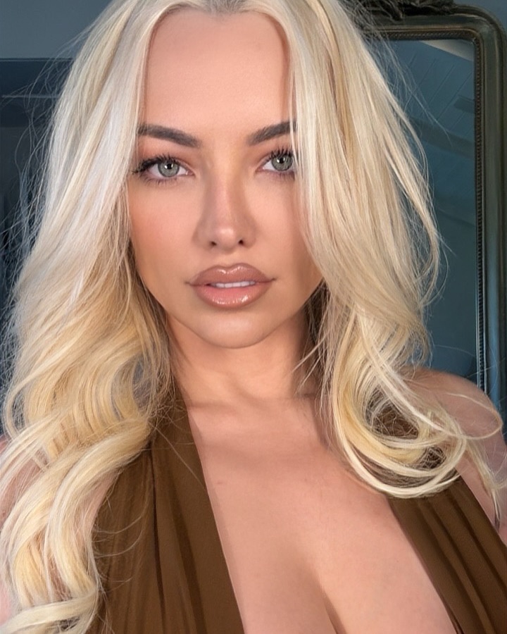 Picture of Lindsey Pelas