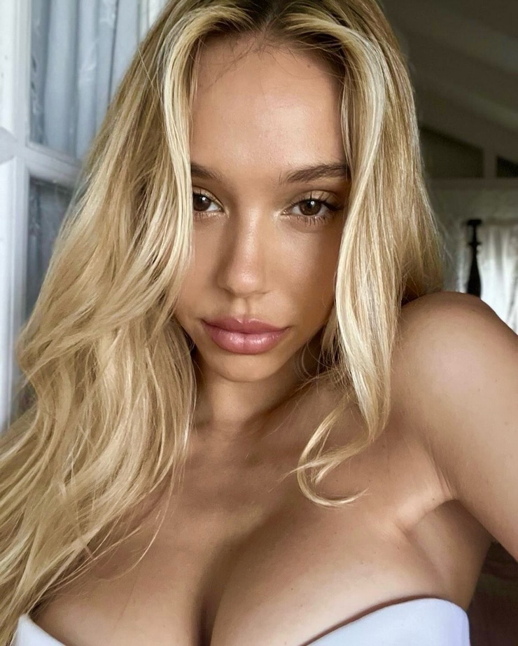 Alexis Ren
