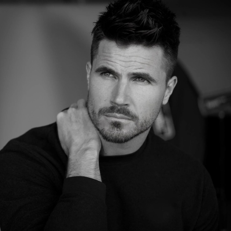 Robbie Amell