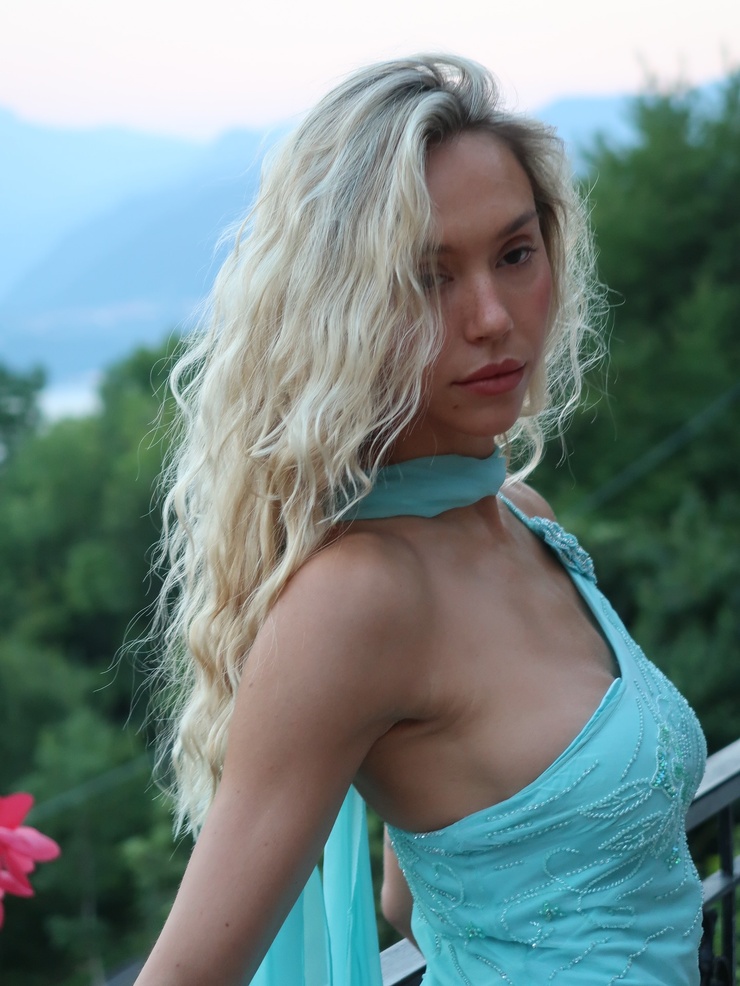 Alexis Ren