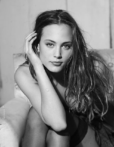 Nora Arnezeder