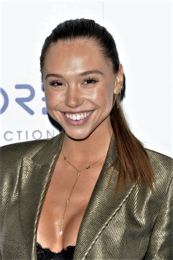 Alexis Ren