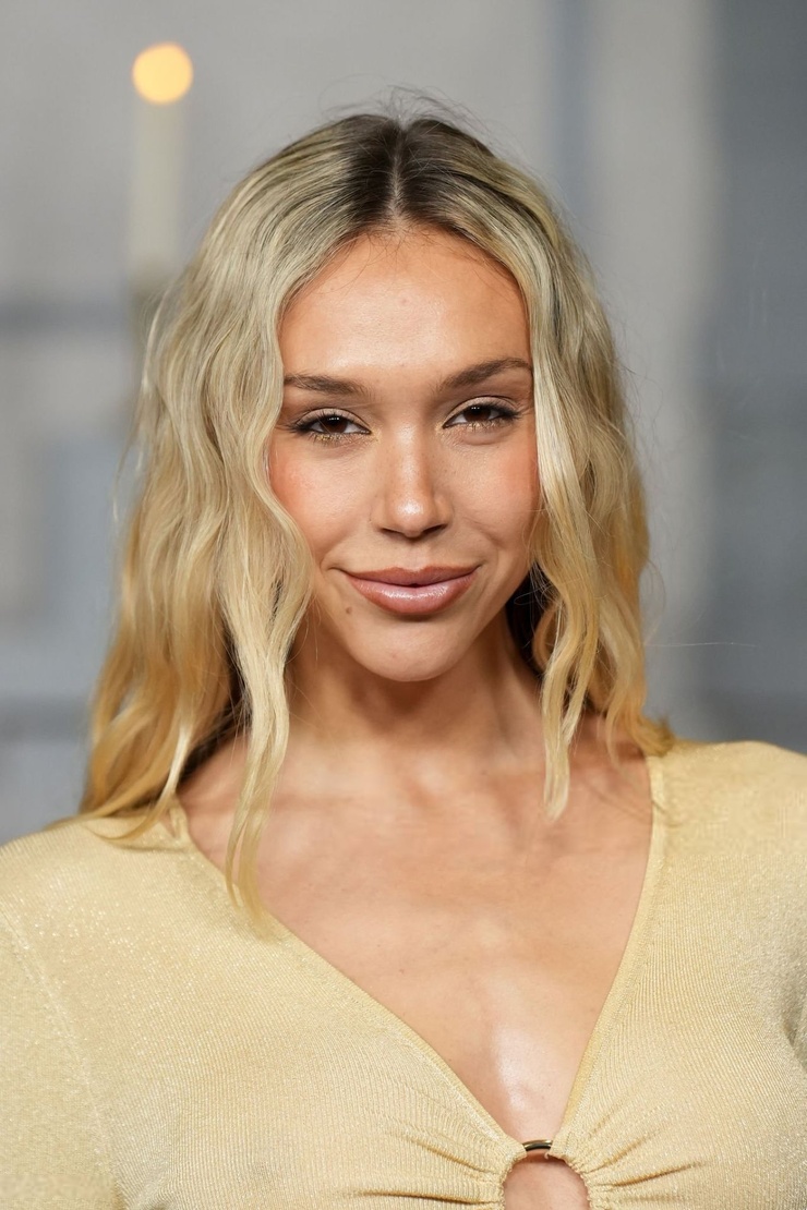 Alexis Ren