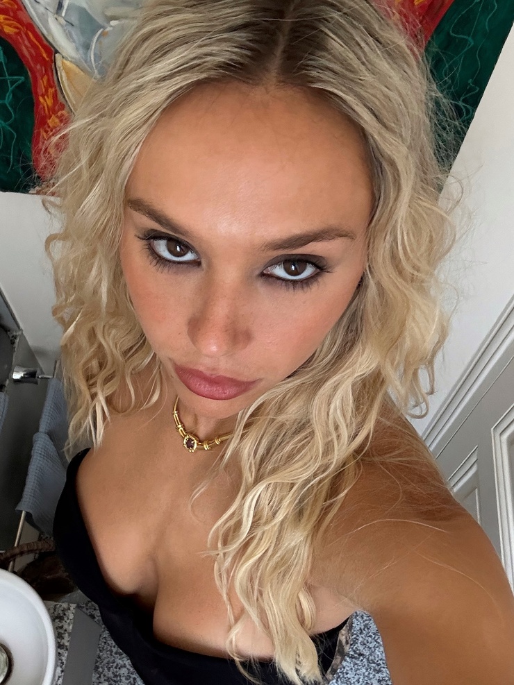 Alexis Ren
