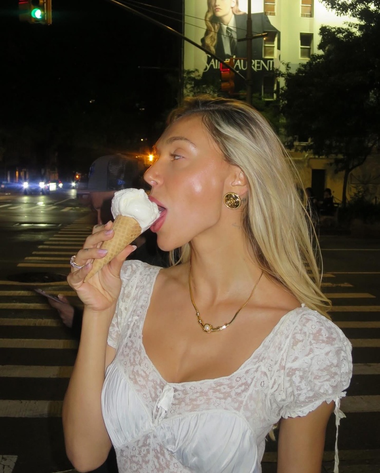 Alexis Ren