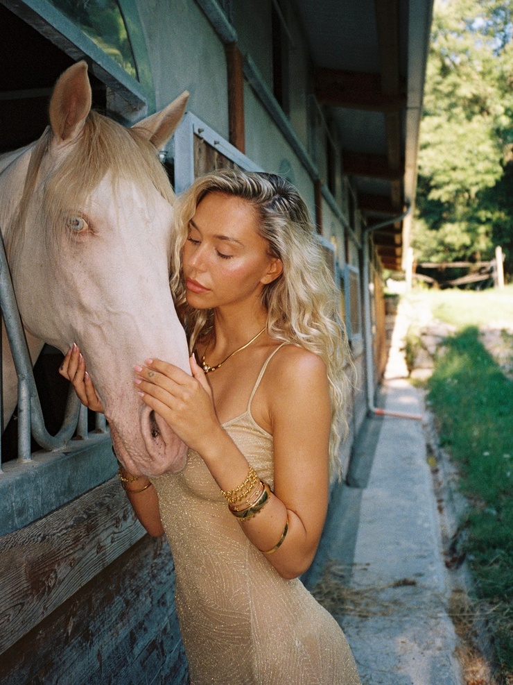 Alexis Ren