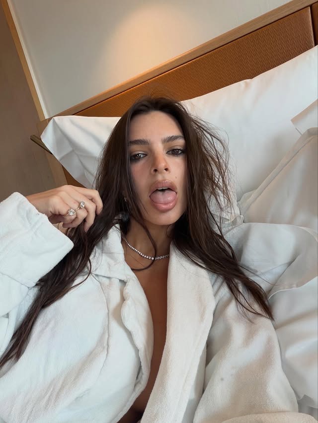 Emily Ratajkowski