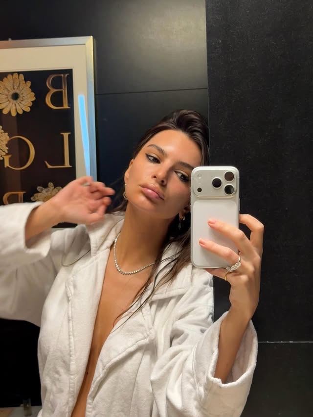 Emily Ratajkowski