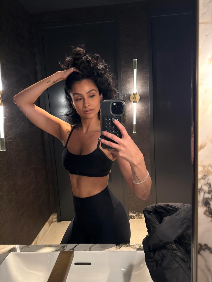 Nazanin Mandi