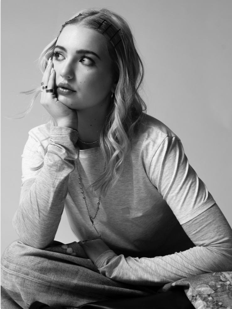 Ava Telek