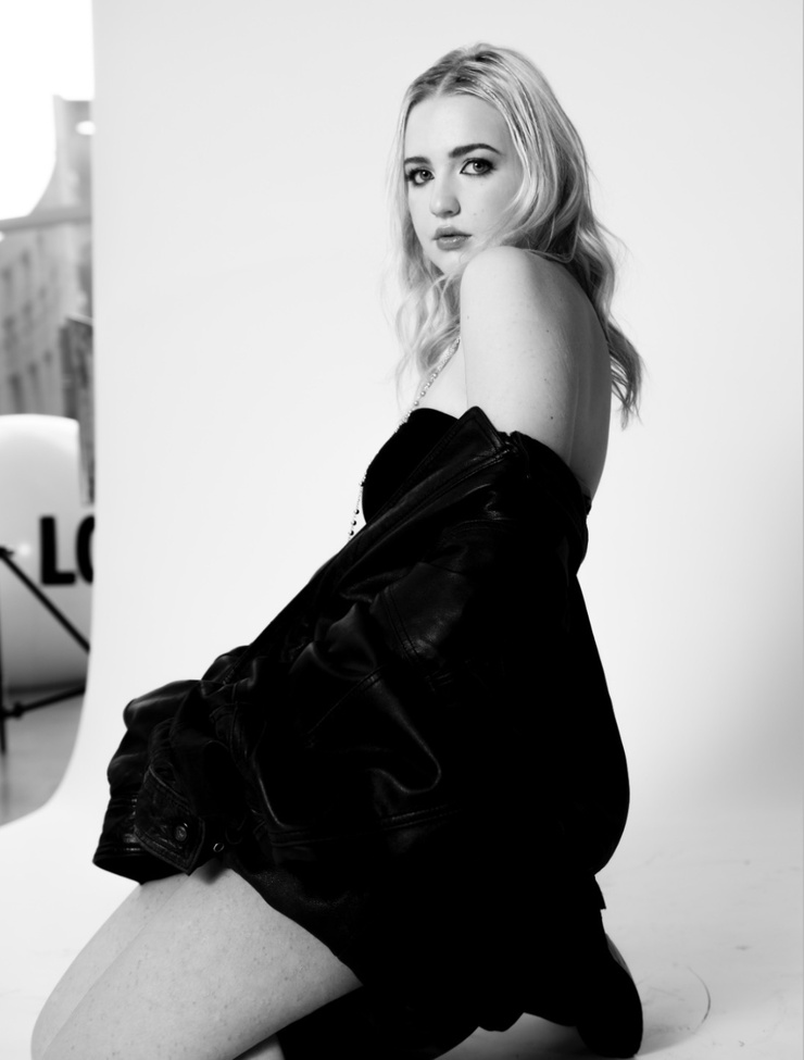 Ava Telek