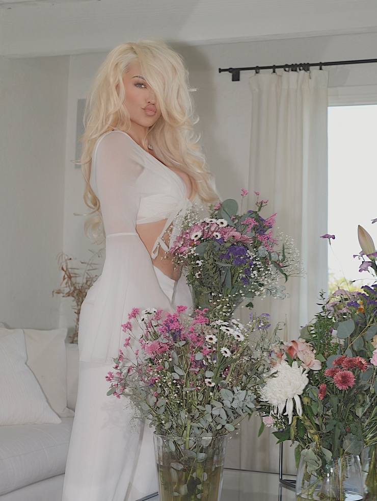 Lindsey Pelas