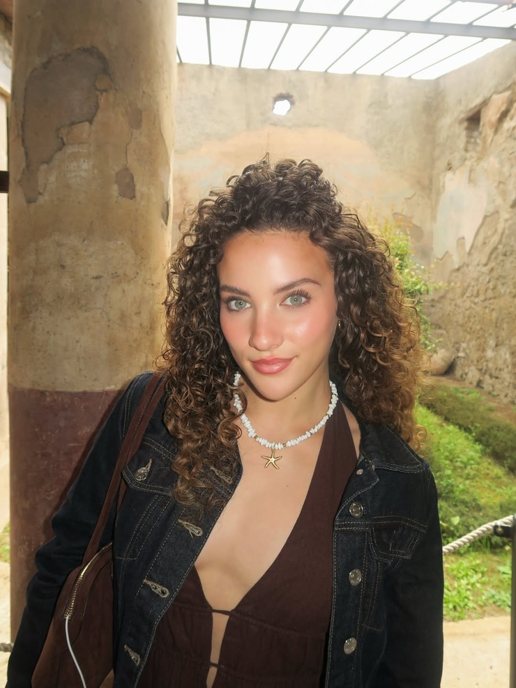 Sofie Dossi Sofie Dossi