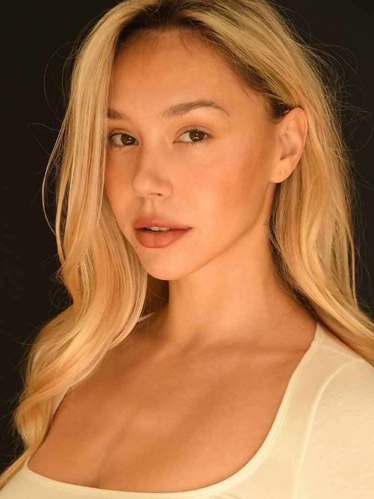 Alexis Ren