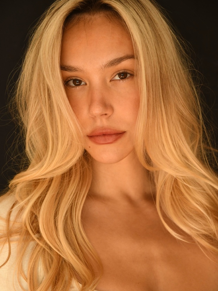 Alexis Ren