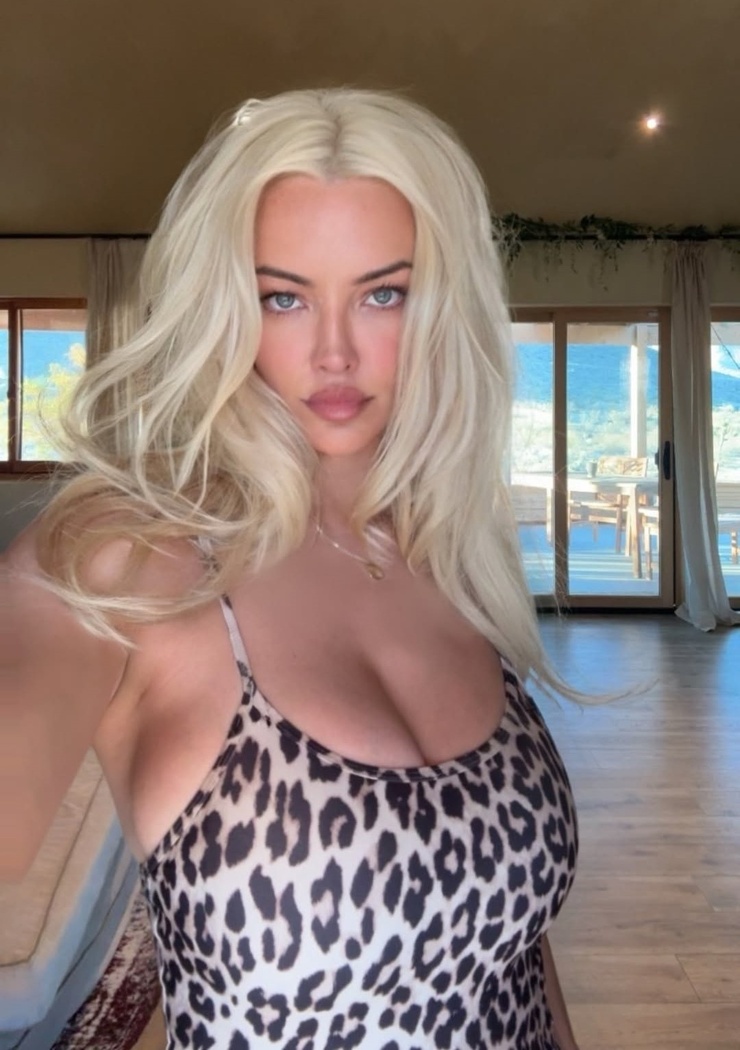 Lindsey Pelas Lindsey Pelas