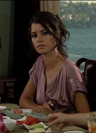 Beren Saat Beren Saat