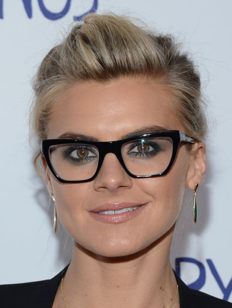 Picture of Eliza Coupe