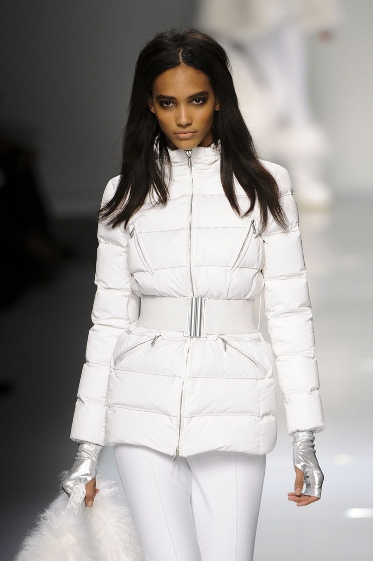 Белая зимняя куртка женская с чем носить