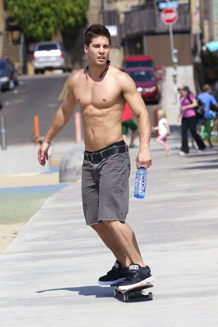 Picture of Dean Geyer