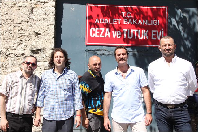 Çakallarla Dans 2: Hastasiyiz Dede