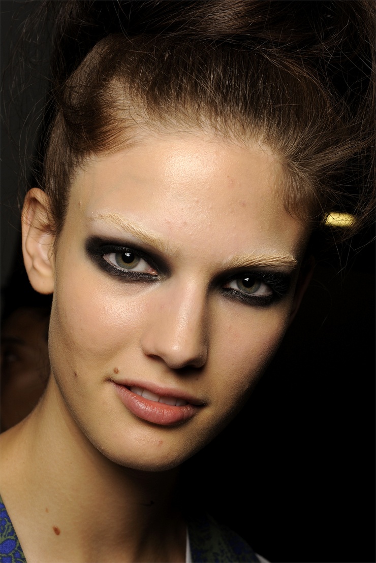 Макияж 2010-х. Макияж 2010. Мода 2010 макияж. Модный макияж 2010 года. Макияж в стиле кристиан диора.