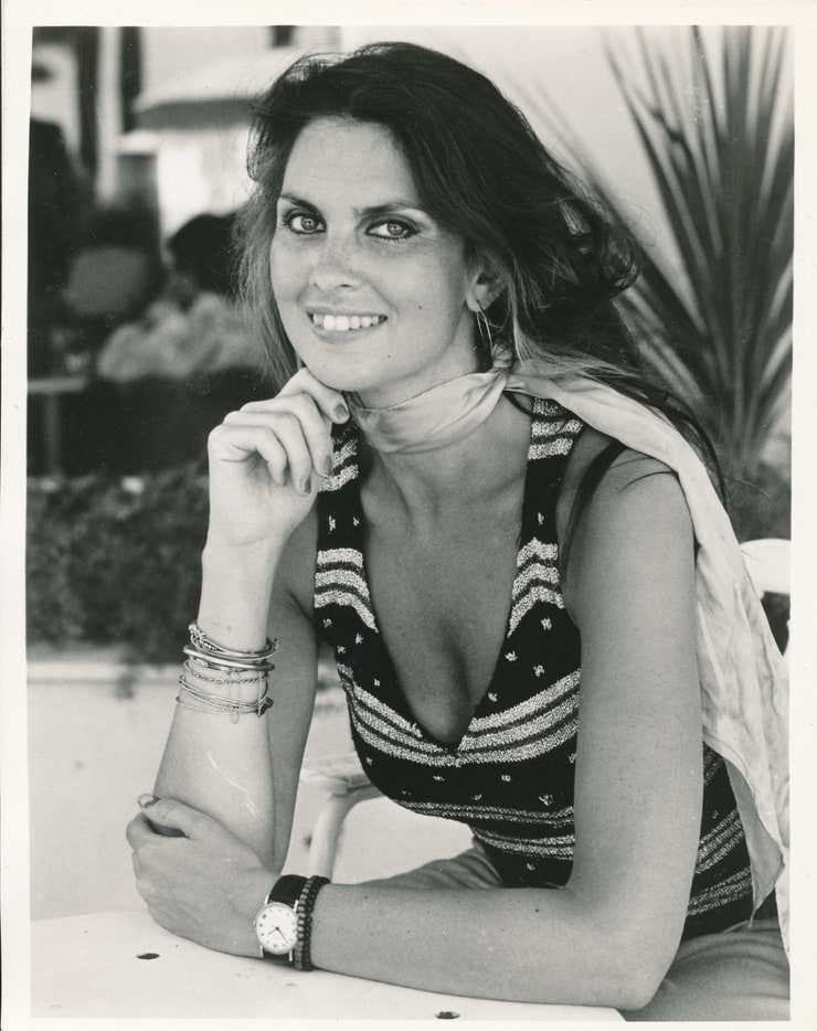 1974 год женщина. Кэролайн Манро босиком. Caroline Munro сню.