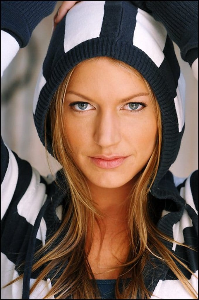 Next photo of Jes Macallan