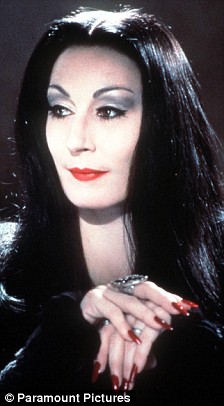 Morticia Addams (Anjelica Huston)