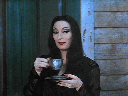 Morticia Addams (Anjelica Huston)
