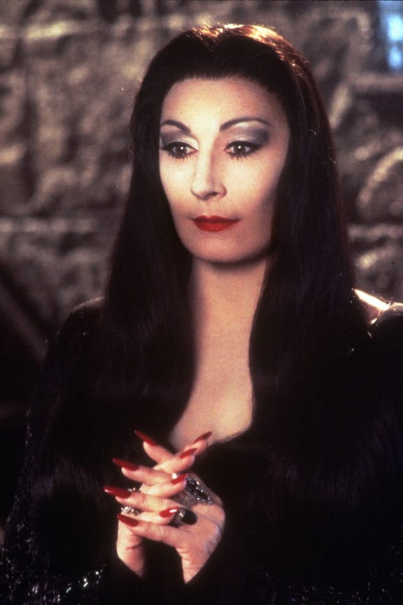 Morticia Addams (Anjelica Huston)