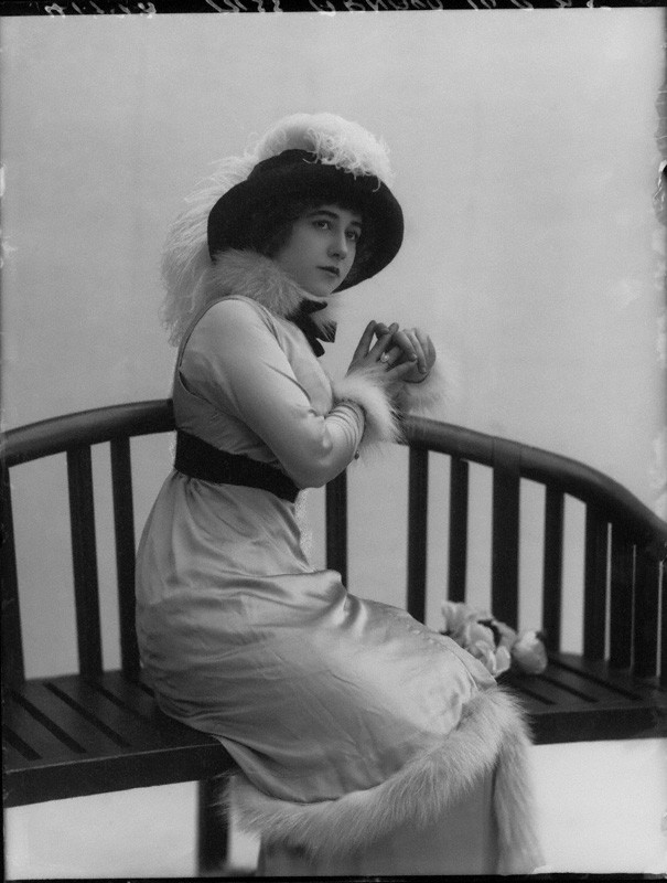 Yvonne Arnaud Yvonne Arnaud