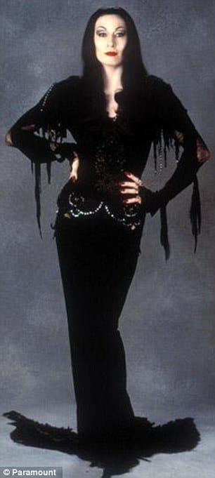 Morticia Addams (Anjelica Huston)