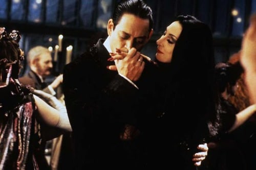 Morticia Addams (Anjelica Huston)